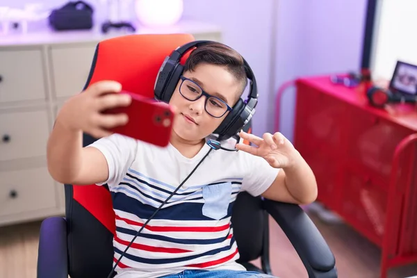 Schattige Spaanse Jongen Streamer Glimlachend Zelfverzekerd Maken Selfie Met Smartphone — Stockfoto