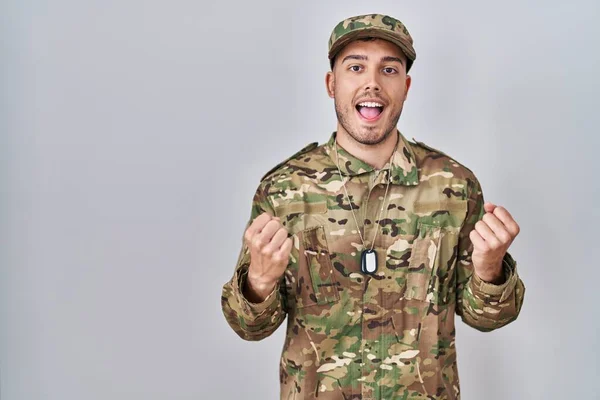 Jeune Homme Hispanique Portant Uniforme Armée Camouflage Célébrant Surpris Étonnés — Photo