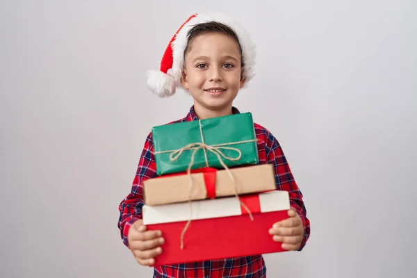 Pequeño Niño Hispano Con Sombrero Navidad Sosteniendo Regalos Sonriendo Con —  Fotos de Stock