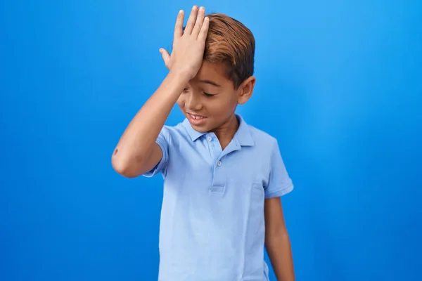 Kleiner Hispanischer Junge Lässigem Blauem Shirt Überrascht Mit Hand Auf — Stockfoto