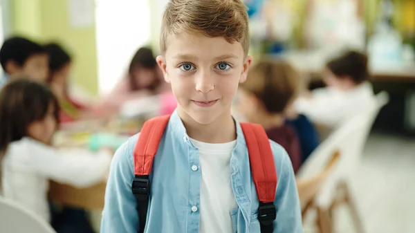 Bedårande Kaukasiska Pojke Student Ler Säker Stående Klassrummet — Stockfoto