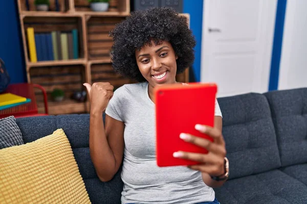 Mujer Negra Con Pelo Rizado Usando Touchpad Sentado Sofá Apuntando — Foto de Stock