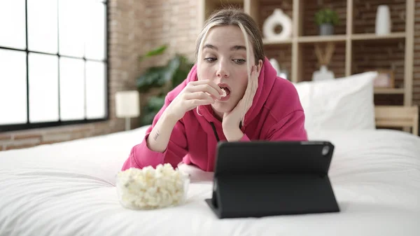 Young Blonde Woman Watching Movie Lying Bed Bedroom — Stock Photo, Image