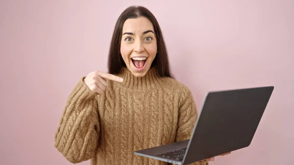 Joven Hermosa Mujer Hispana Sonriendo Confiado Señalando Computadora Portátil Sobre — Foto de Stock