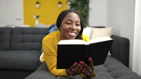 Femme Africaine Lecture Livre Couché Sur Canapé Maison — Photo
