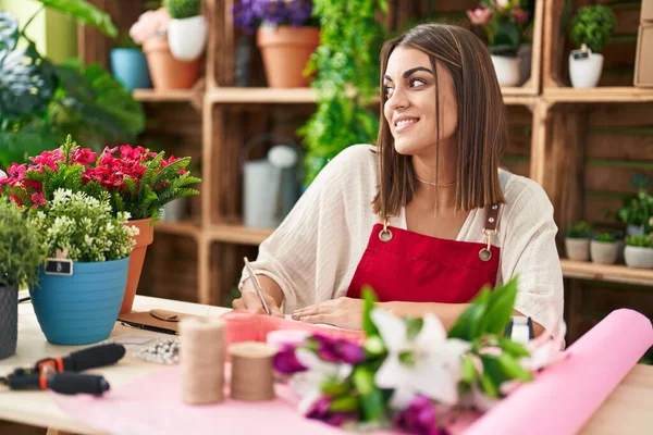 Joven Hermosa Mujer Hispana Florista Sonriendo Escritura Segura Cuaderno Tienda —  Fotos de Stock