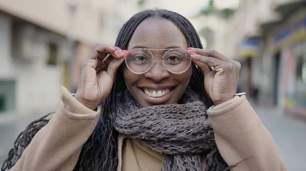 Afrikaanse Vrouw Glimlachen Zelfverzekerde Holding Bril Straat — Stockfoto