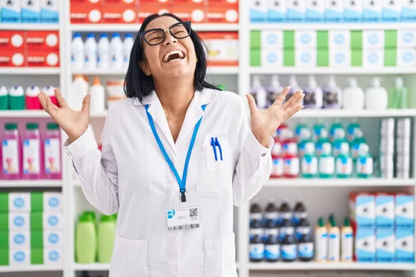 Mulher Hispânica Trabalhando Farmácia Farmácia Farmácia Celebrando Louco Louco Para — Fotografia de Stock