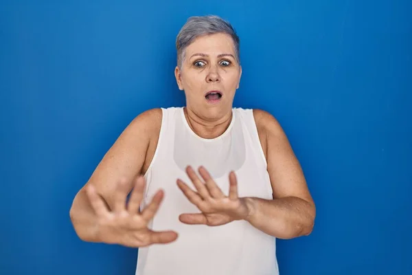 Kaukasische Frau Mittleren Alters Die Vor Blauem Hintergrund Steht Ängstlich — Stockfoto