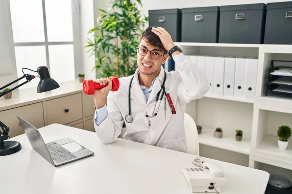 Mladý Hispánský Lékař Muž Drží Činky Stresu Frustrovaný Rukou Hlavě — Stock fotografie
