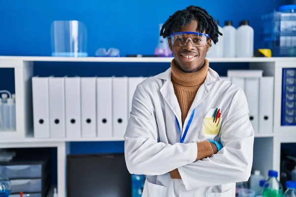 アフリカ系アメリカ人の科学者が研究室で腕を組んでジェスチャーを交わした — ストック写真