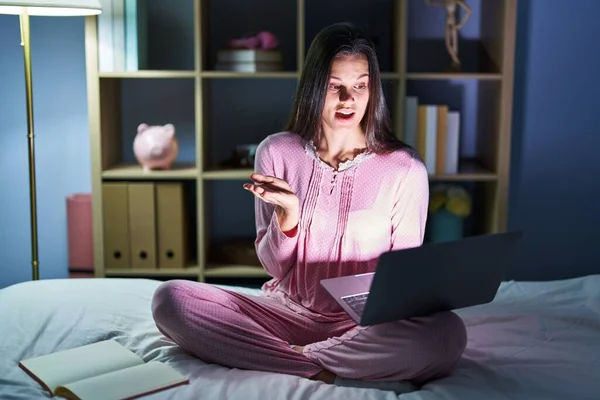 Yatağın Üzerine Dizüstü Bilgisayar Kullanan Genç Spanyol Kadın Avuç Içlerini — Stok fotoğraf