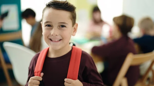 Uroczy Latynoski Uczeń Uśmiecha Się Pewnie Stojąc Klasie — Zdjęcie stockowe