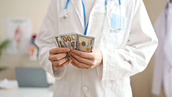 Νεαρός Άραβας Γιατρός Που Μετράει Δολάρια Στην Κλινική — Φωτογραφία Αρχείου