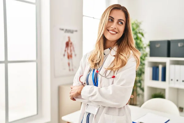 Ung Blond Kvinna Bär Läkare Uniform Stående Med Armarna Korsade — Stockfoto