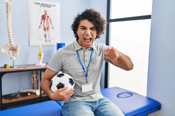 Hispánec Kudrnatými Vlasy Pracující Jako Fotbalový Fyzioterapeut Ukazuje Nespokojeně Frustrovaný — Stock fotografie