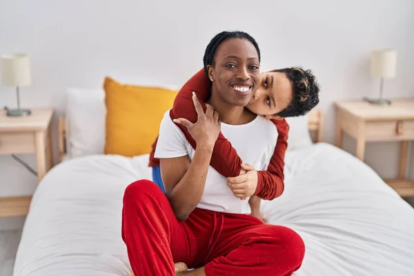 Африканская Американская Мать Сын Обнимают Друг Друга Целуются Сидя Кровати — стоковое фото