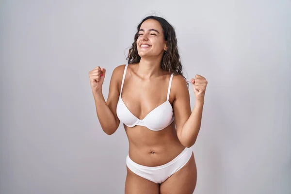 Mulher Hispânica Jovem Vestindo Lingerie Branca Muito Feliz Animado Fazendo — Fotografia de Stock