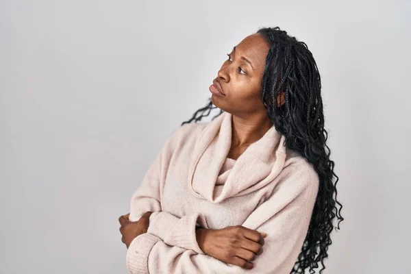 Africká Žena Stojící Nad Bílým Pozadím Dívající Stranu Rukama Zkříženýma — Stock fotografie