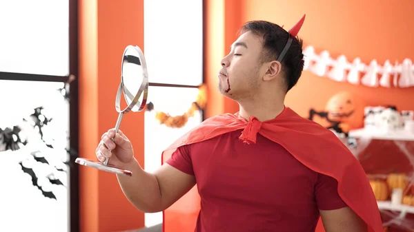 Şeytan Kostümü Giyen Genç Çinli Adam Aynaya Bakıyor — Stok fotoğraf