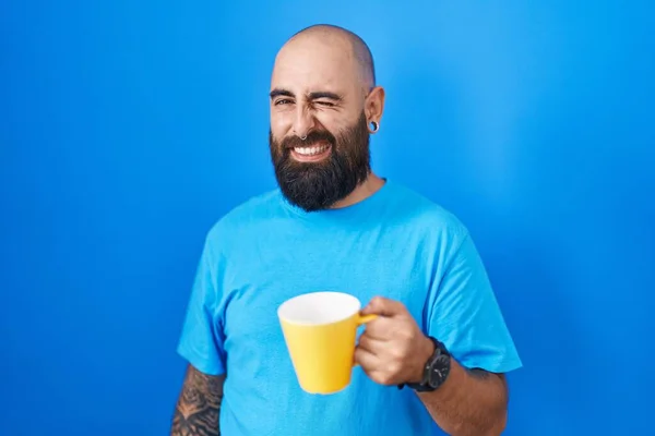 Jonge Spaanse Man Met Baard Tatoeages Drinken Van Een Kopje — Stockfoto
