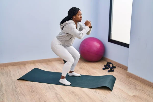 Африканська Американка Тренує Ноги Спортивному Центрі — стокове фото