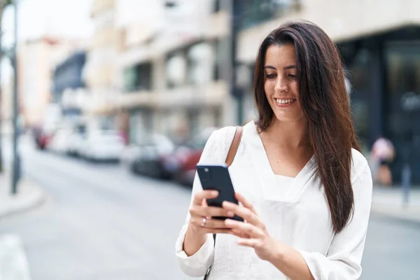 Молода Красива Іспаномовна Жінка Посміхається Впевнено Використовуючи Смартфон Вулиці — стокове фото