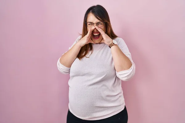 Těhotná Žena Stojící Nad Růžovým Pozadím Křičí Rozzlobený Nahlas Rukama — Stock fotografie