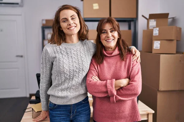 中小企業で働く二人の女性は ポジティブで幸せな立場を見て 歯を示す自信を持って笑顔で笑っています — ストック写真