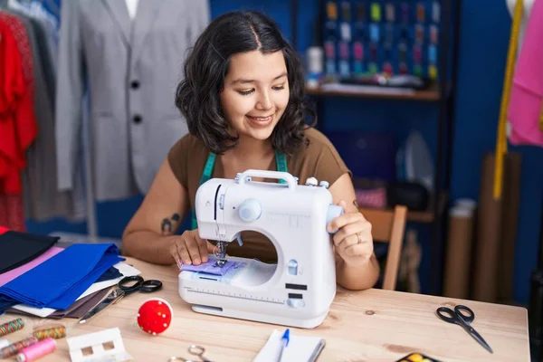 Young Woman Tailor Smiling Confident Using Sewing Machine Sewing Studio — 스톡 사진