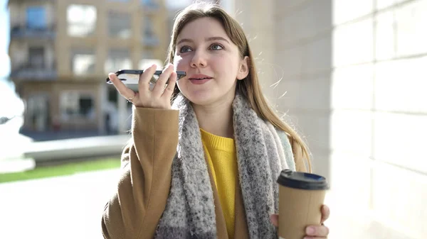 Genç Sarışın Kadın Akıllı Telefondan Konuşuyor Sokakta Kahve Içiyor — Stok fotoğraf