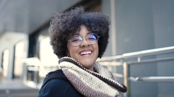 Jong Afrikaans Amerikaans Vrouw Glimlachen Vertrouwen Straat — Stockfoto