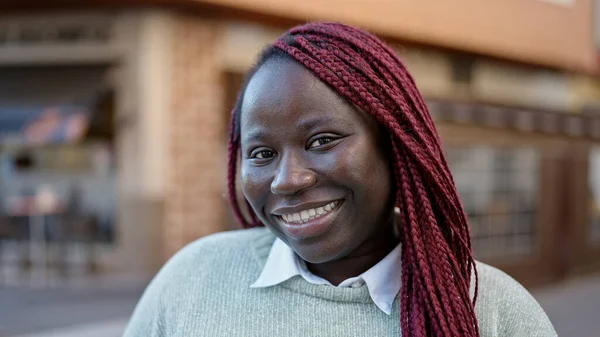 Afrikansk Kvinna Med Flätat Hår Leende Säker Gatan — Stockfoto