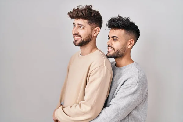 Jeune Couple Homosexuel Debout Sur Fond Blanc Regardant Vers Côté — Photo