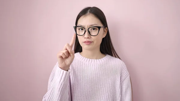 Jonge Chinees Vrouw Doet Geen Gebaar Met Vinger Geïsoleerde Roze — Stockfoto