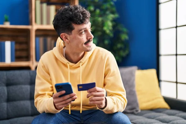 Young Caucasian Man Using Smartphone Credit Card Sitting Sofa Home — Stock Photo, Image