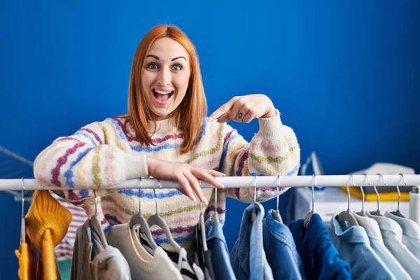 Junge Frau Sucht Kleidung Auf Kleiderständer Lächelt Glücklich Und Zeigt — Stockfoto