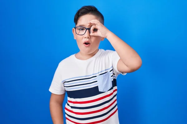 Joven Niño Hispano Pie Sobre Fondo Azul Haciendo Gesto Bien —  Fotos de Stock