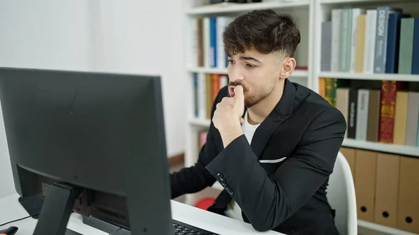 Tânăr Student Arab Folosind Computerul Care Studiază Clasă Universitară — Fotografie, imagine de stoc