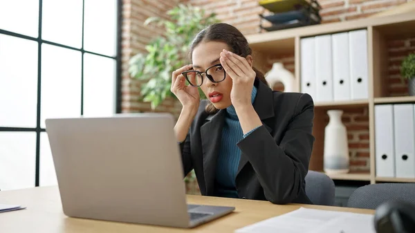 Giovane Bella Donna Ispanica Business Worker Stressato Con Computer Portatile — Foto Stock