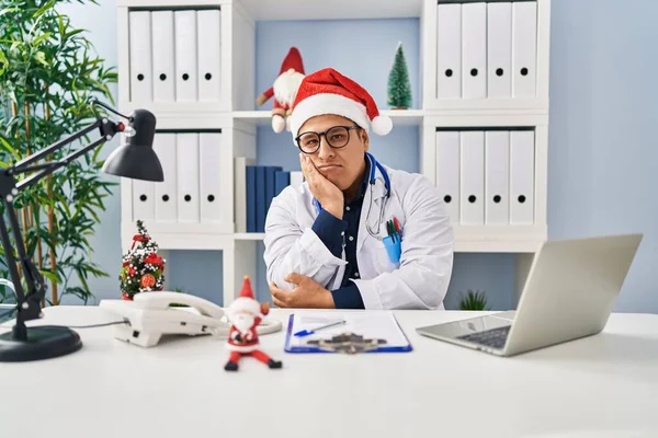 Hispanic Ung Läkare Man Kliniken Jul Tänkande Ser Trött Och — Stockfoto