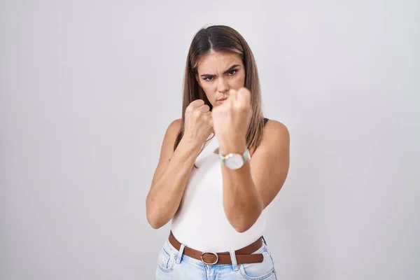 Латиноамериканская Молодая Женщина Стоящая Белом Фоне Готовая Бороться Кулаком Жестом — стоковое фото
