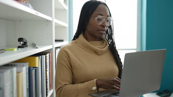 Αφρικανική Γυναίκα Που Χρησιμοποιεί Φορητό Υπολογιστή Στο Πανεπιστήμιο Της Βιβλιοθήκης — Φωτογραφία Αρχείου