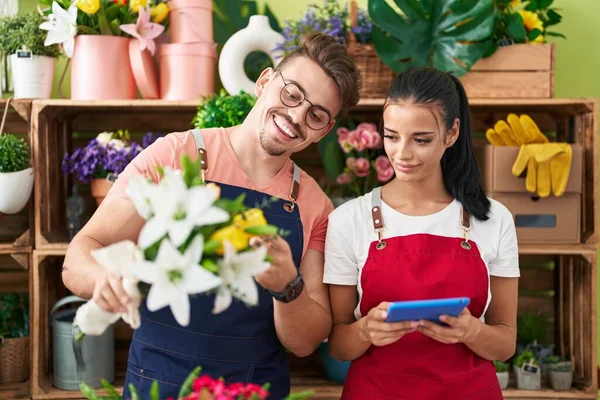 Man Woman Florists Holding Bouquet Flowers Using Touchpad Flower Shop — Stock Photo, Image