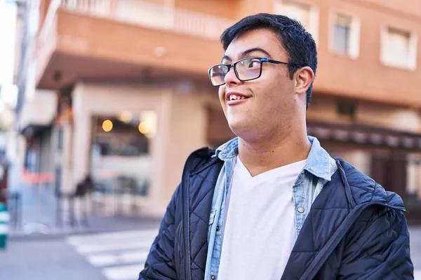 Syndrome Man Smiling Confident Standing Street — Stockfoto