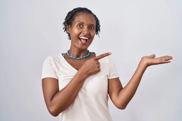 Mujer Africana Con Rastas Pie Sobre Fondo Blanco Sorprendida Sonriendo — Foto de Stock