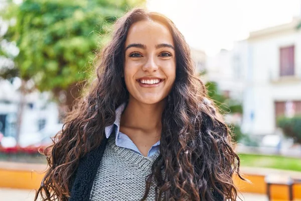 Joven Mujer Hispana Sonriendo Confiada Pie Parque — Foto de Stock