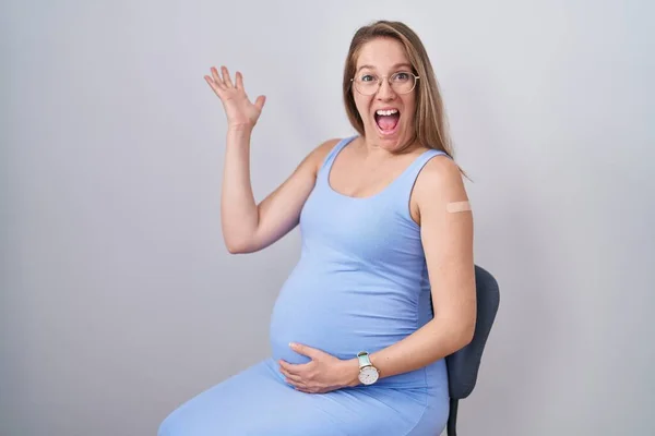 Молодая Беременная Женщина Носит Пластырь Помощи Вакцины Инъекции Празднуя Победу — стоковое фото