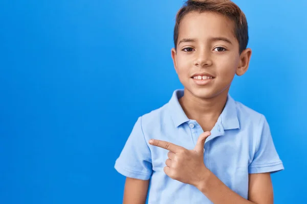Маленький Хлопчик Повсякденній Блакитній Сорочці Усміхнений Веселий Вказує Рукою Пальцем — стокове фото