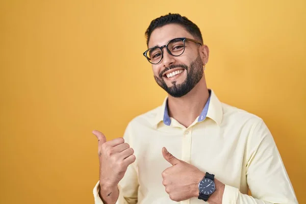 Hispanic Ung Man Bär Affärskläder Och Glasögon Pekar Baksidan Bakom — Stockfoto